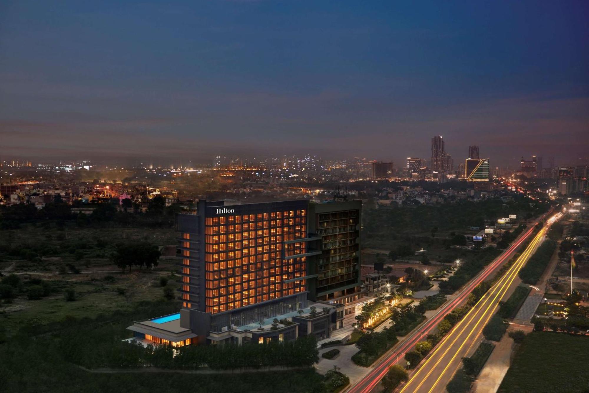 Hilton Gurugram Baani City Centre グルガウン エクステリア 写真