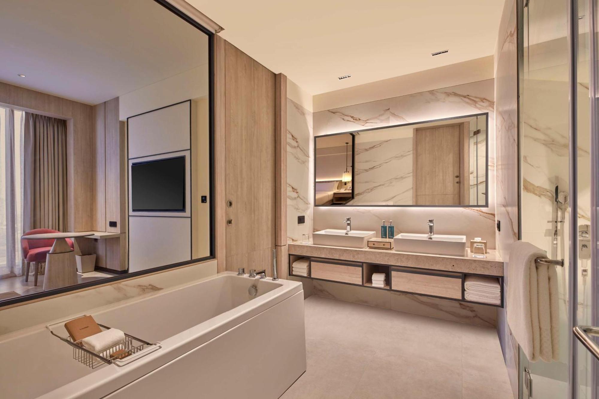 Hilton Gurugram Baani City Centre グルガウン エクステリア 写真