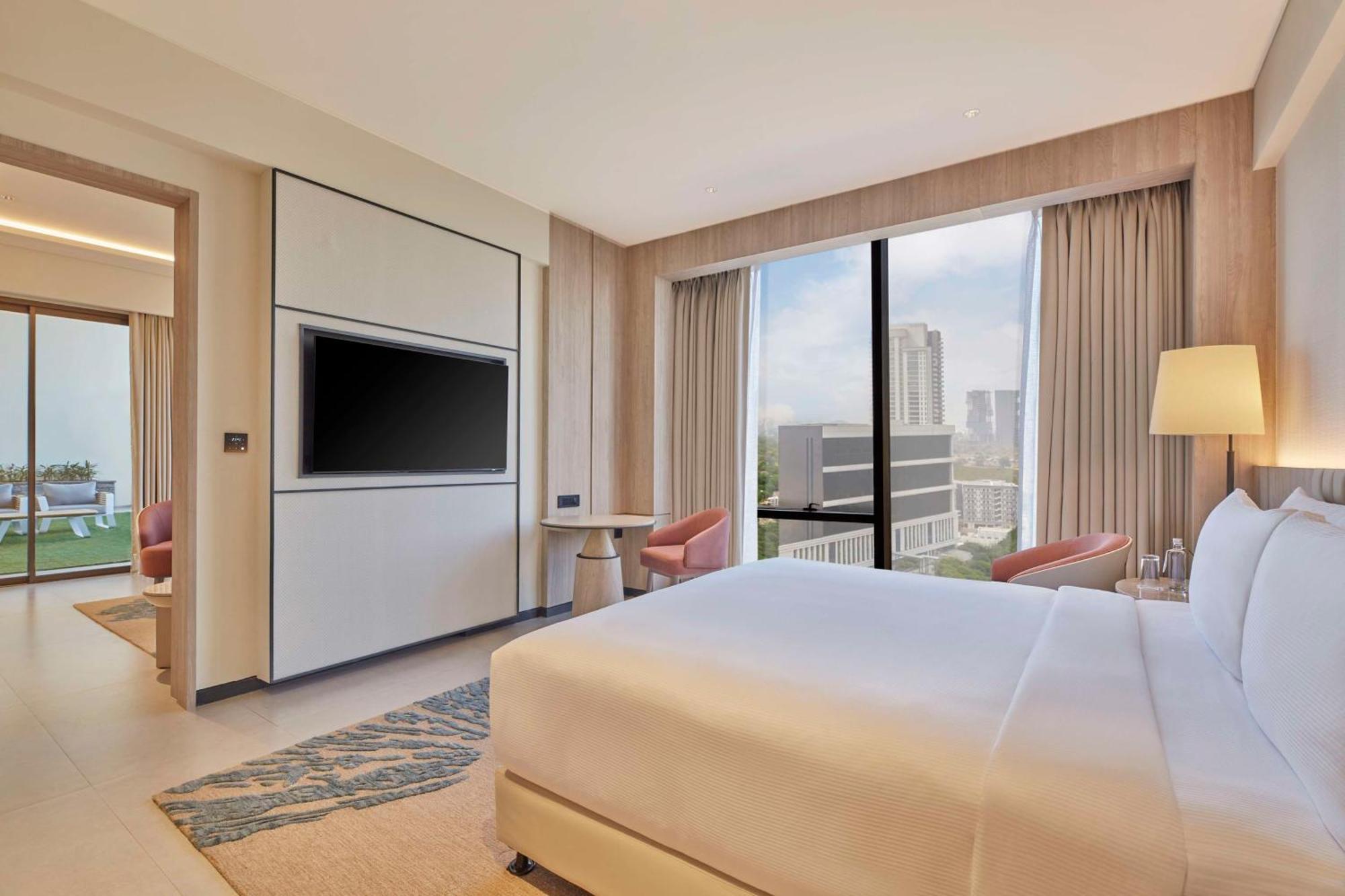Hilton Gurugram Baani City Centre グルガウン エクステリア 写真