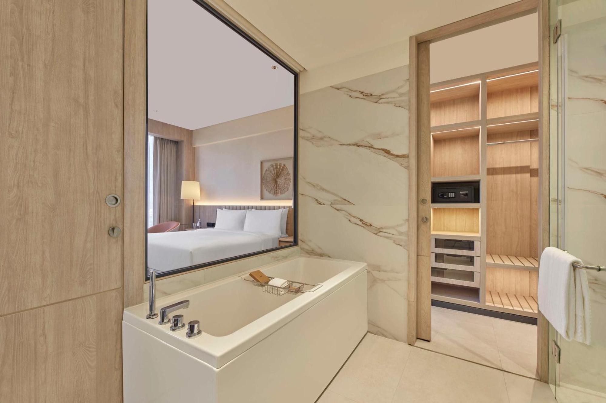 Hilton Gurugram Baani City Centre グルガウン エクステリア 写真