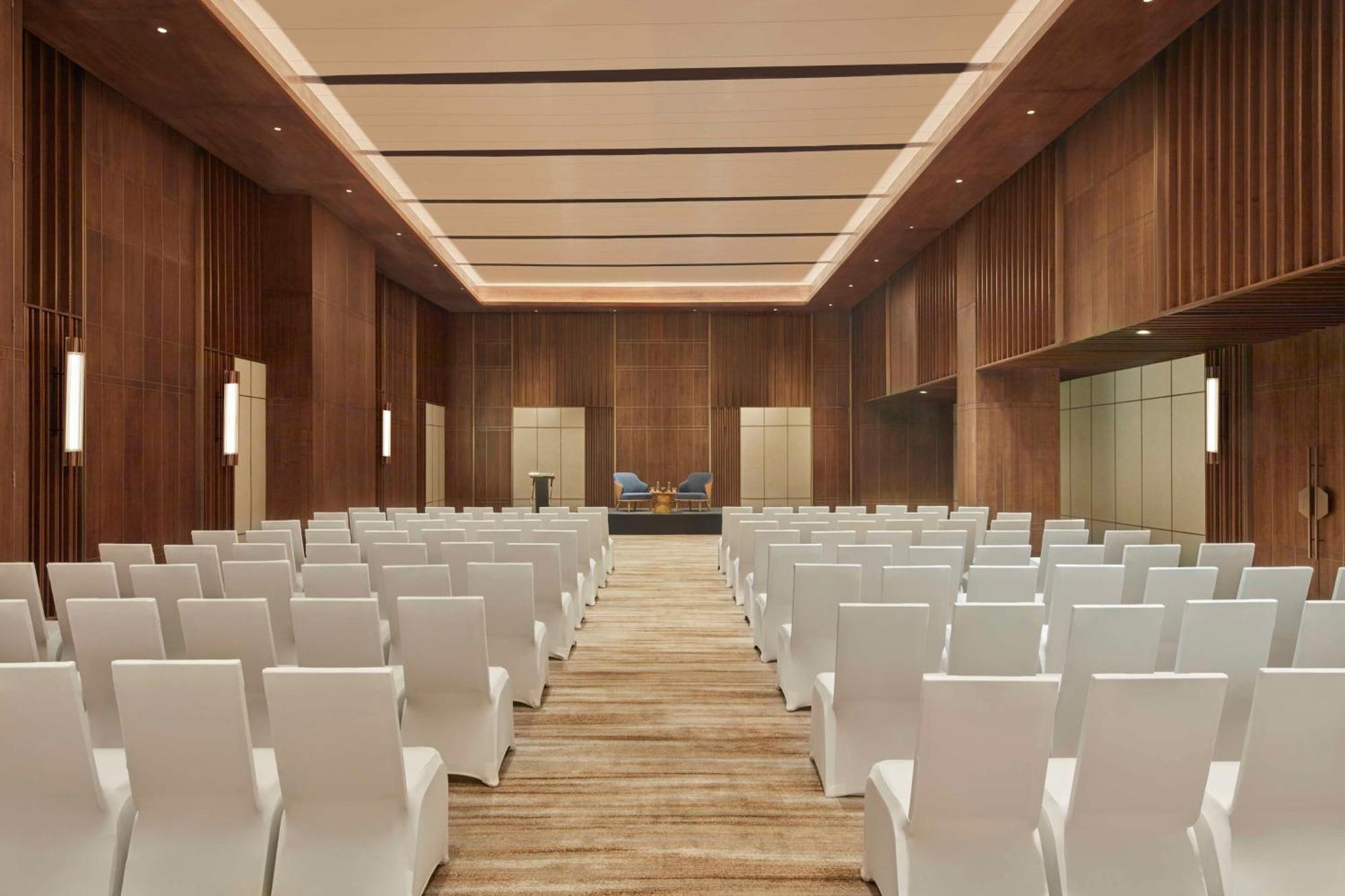 Hilton Gurugram Baani City Centre グルガウン エクステリア 写真