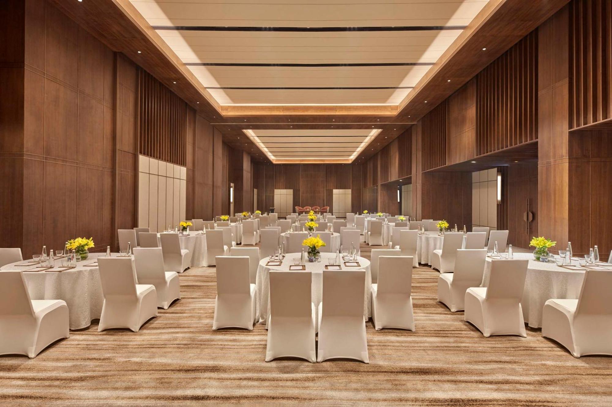 Hilton Gurugram Baani City Centre グルガウン エクステリア 写真