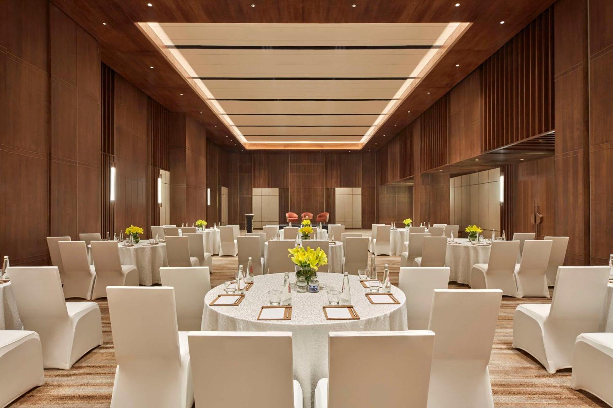 Hilton Gurugram Baani City Centre グルガウン エクステリア 写真