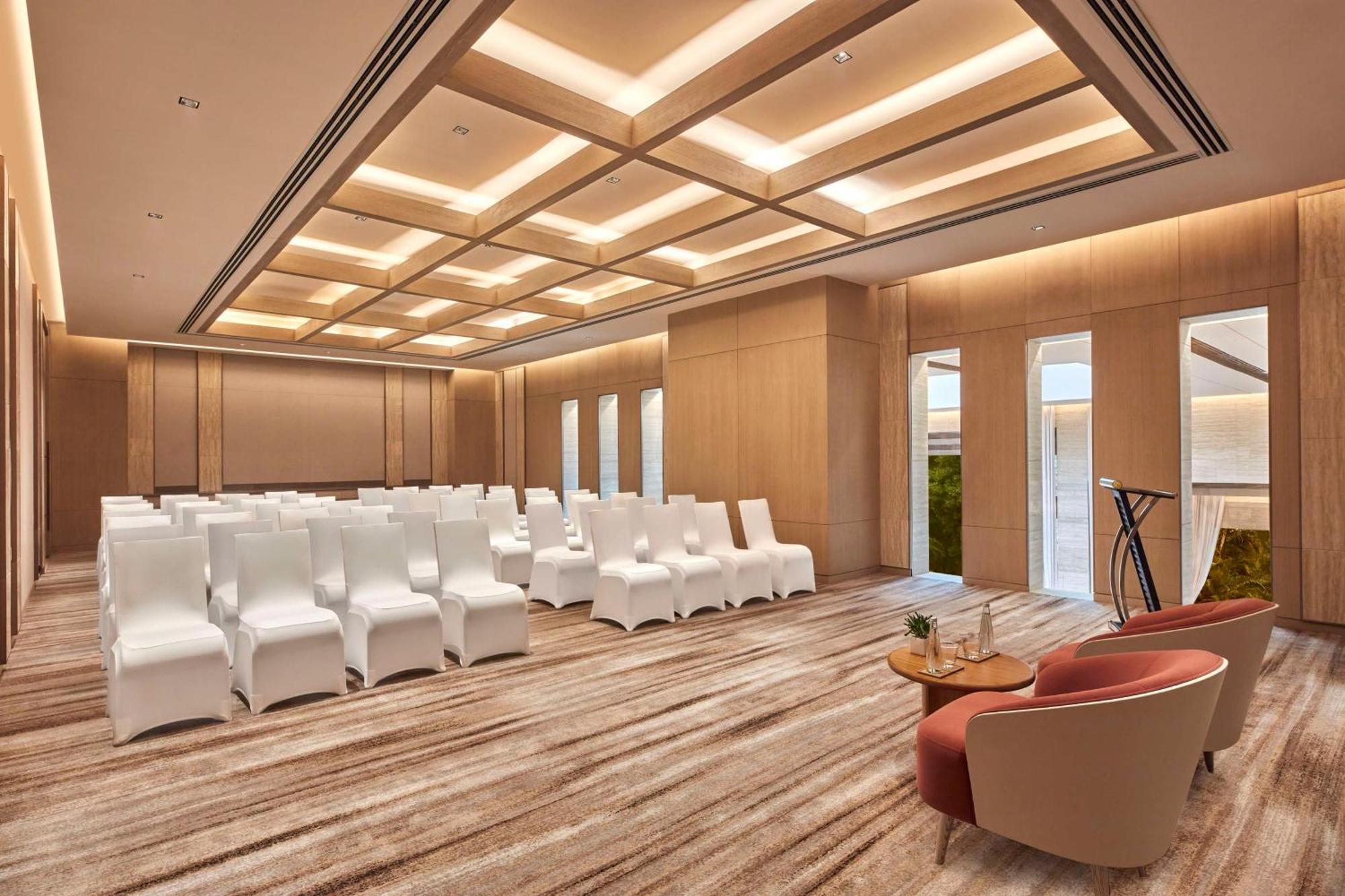 Hilton Gurugram Baani City Centre グルガウン エクステリア 写真