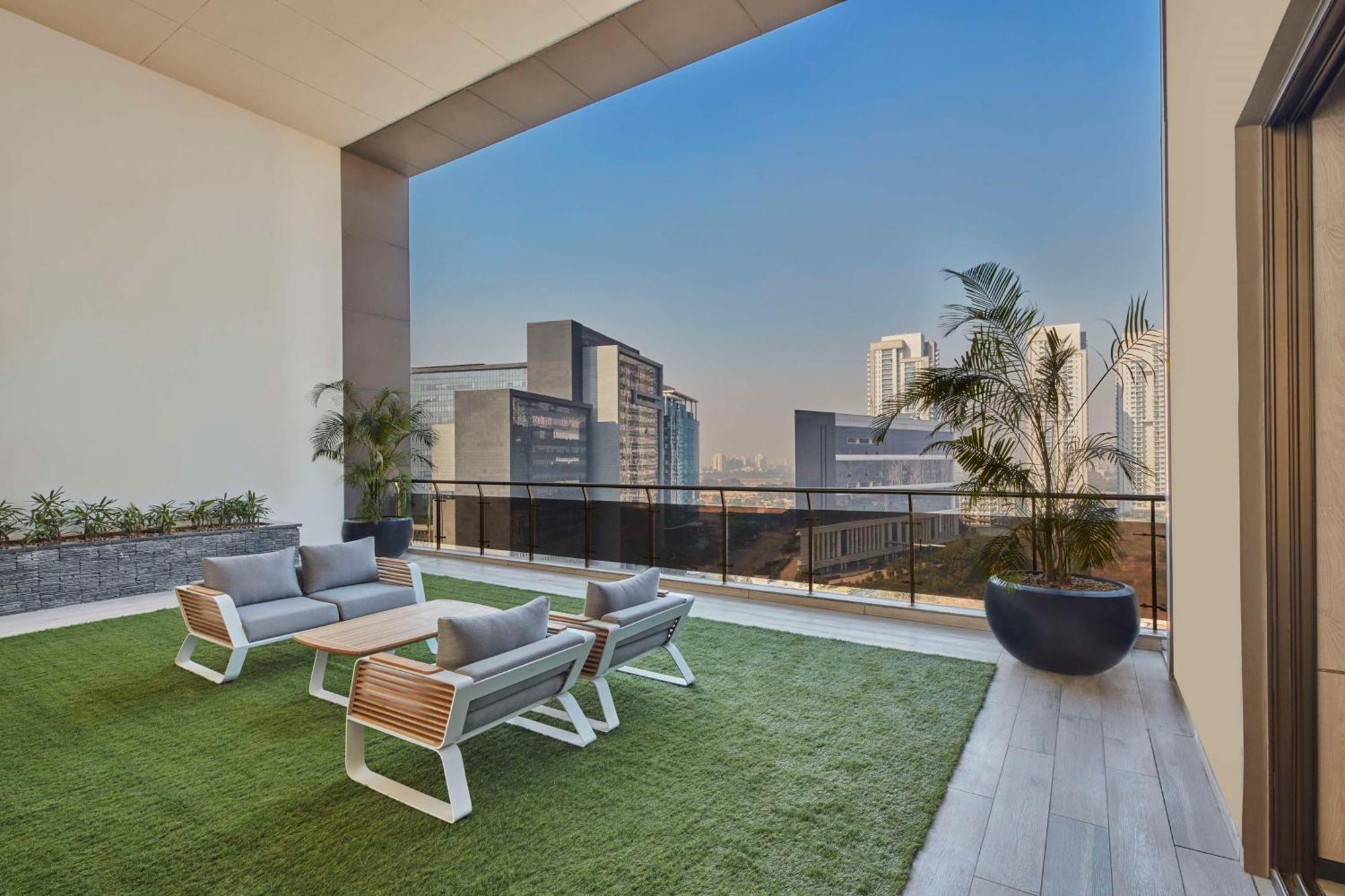 Hilton Gurugram Baani City Centre グルガウン エクステリア 写真