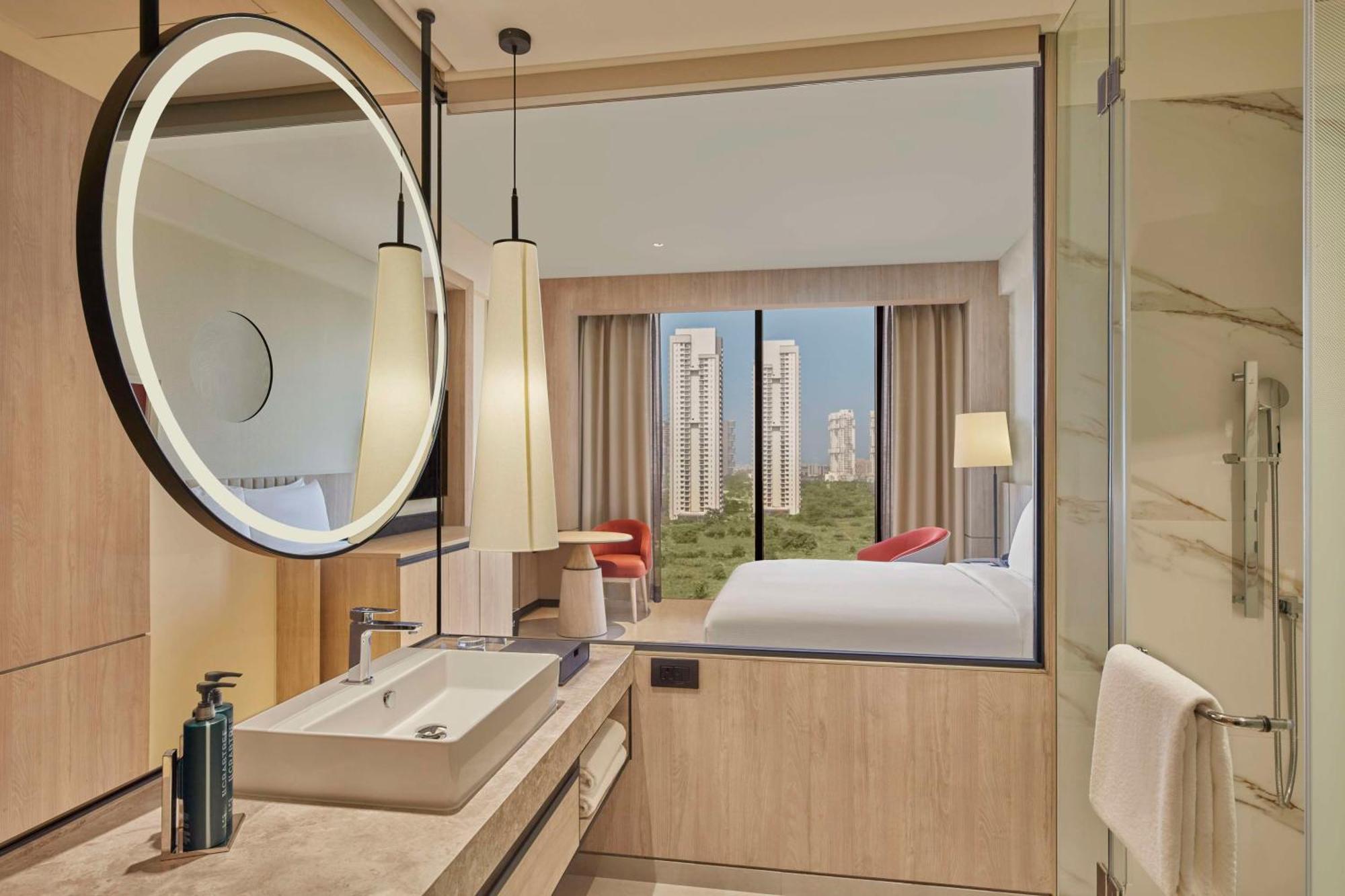 Hilton Gurugram Baani City Centre グルガウン エクステリア 写真