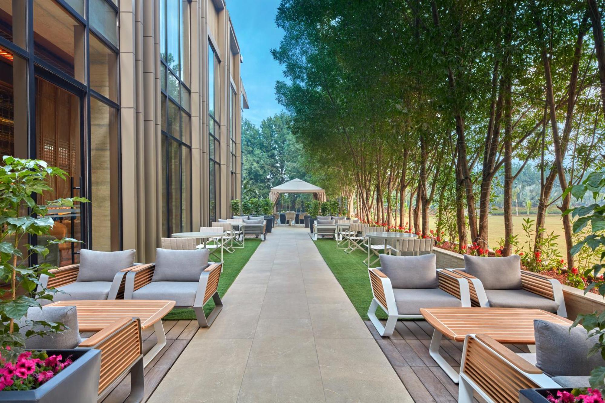 Hilton Gurugram Baani City Centre グルガウン エクステリア 写真
